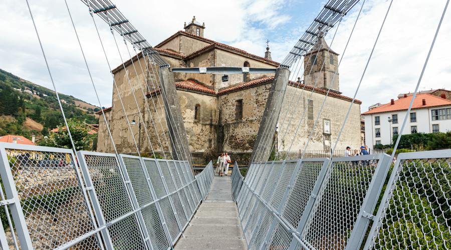 Bro og katedral i Asturien